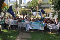 Os pescadores se manifestaram antes da audiência, realizada na 11ª Vara Federal de Curitiba.