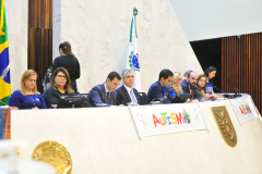 Audiência pública debate políticas de saúde para tratamento do autismo na Assembleia Legislativa do Paraná.
