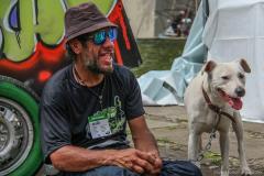 O carrinheiro Antônio Ribeiro Cordeiro, conhecido como Bocão, e seu cachorro, Polaco.