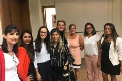 Da esquerda para a direita: Psicóloga Fernanda, Psicóloga Alysha, assessora Bianca , estagiária Carol Marques, Sra. Zilda Marcondes, juíza da 6ª vara criminal, coordenadora da delegacia da mulher no Paraná,  Dra. Marcia Vieira e as  assistentes sociais, Nara e Juscilene.