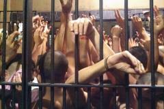 Imagem da carceragem lotada da Delegacia de Pinhais divulgada no jornal "Gazeta do Povo" em fevereiro de 2014.