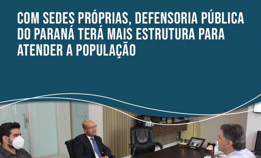 tres homens sentados em volta de uma mesa em reuniao