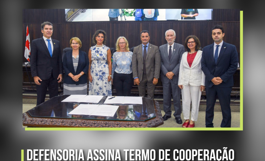 Foto mostra oito pessoas lado a lado e em frente a uma mesa. Na imagem, um título onde se lê: Defensoria assina Termo de Cooperação para retomar projeto de atendimento a vítimas de crimes