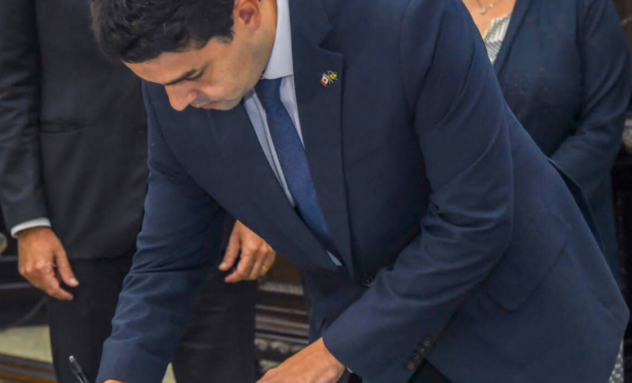 Foto mostra o Defensor Público-Geral André Giamberardino assinando o Termo de Cooperaão que retoma o projeto de atendimento a vítimas