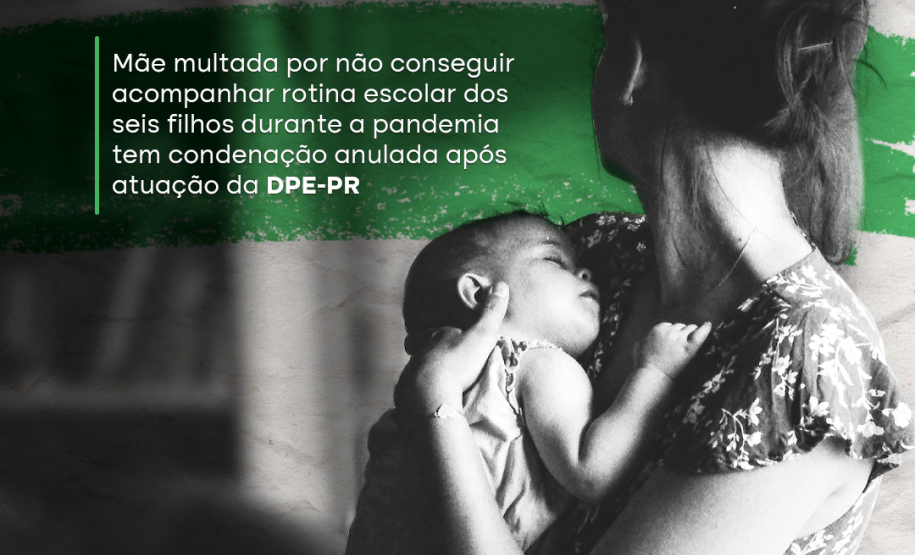 Mulher com o rosto virado para trás segura uma criança recém-nascida nos braços