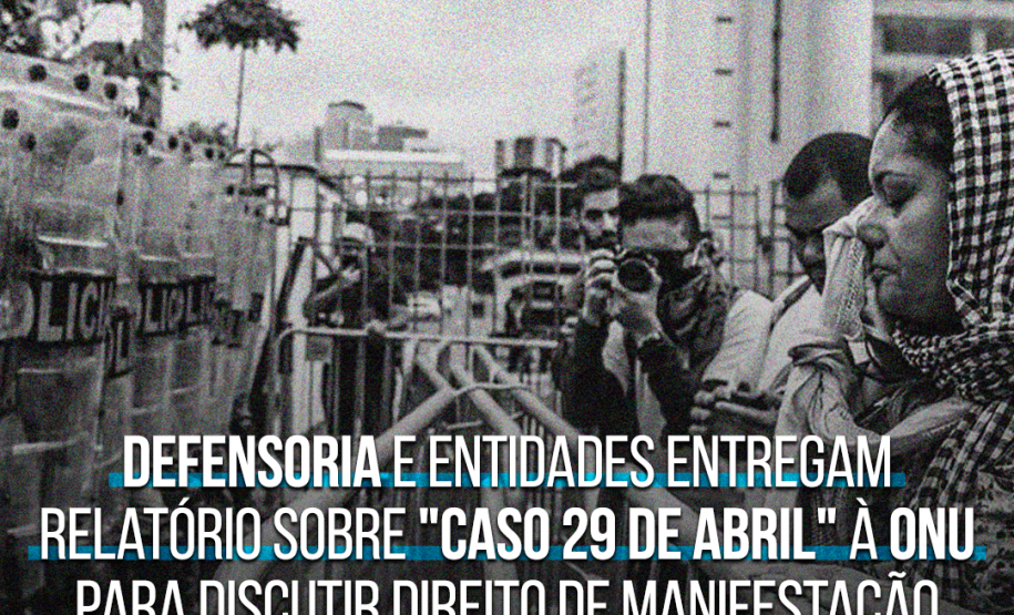 Foto mostra manifestantes em frente a uma barreira policial. No texto está escrito: Defensoria e entidades entregam relatório sobre "Caso 29 de abril" à ONU para discutir direito de manifestação