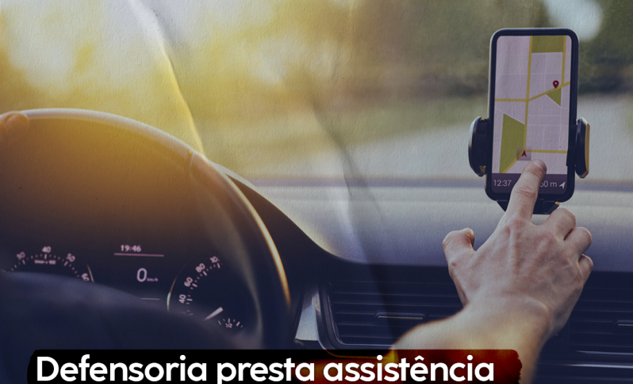 Imagem mostra uma pessoa dentro de um carro, mexendo em um aplicativo no celular