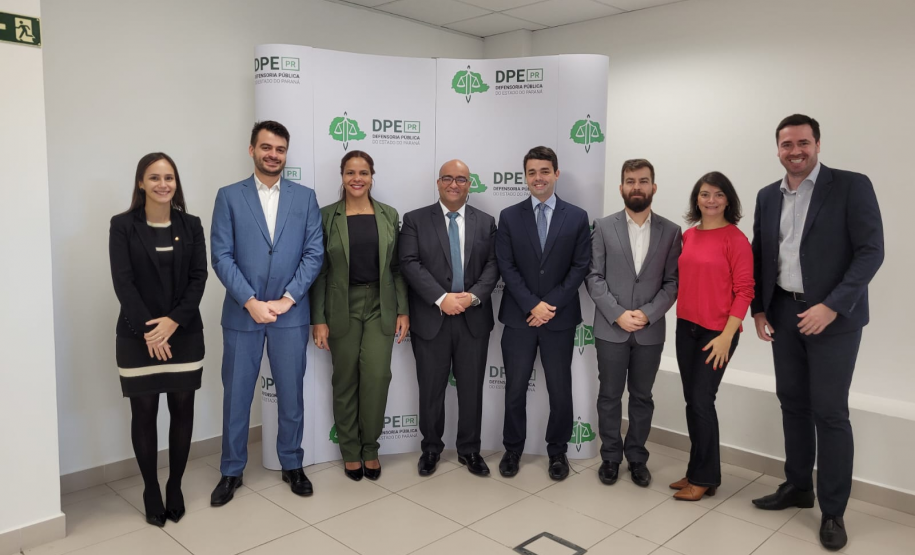 Imagem mostra oito pessoas sorrindo para a câmera