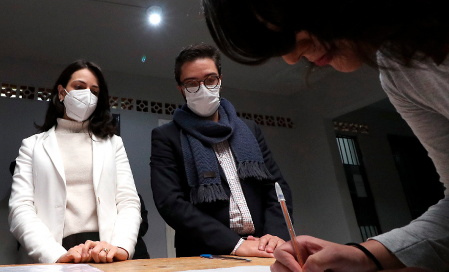 Parceria entre DPE-PR, SESP e DEPPEN fornece serviços de fotografia e estética para que mulheres trans e travestis privadas de liberdade possam refazer documentos