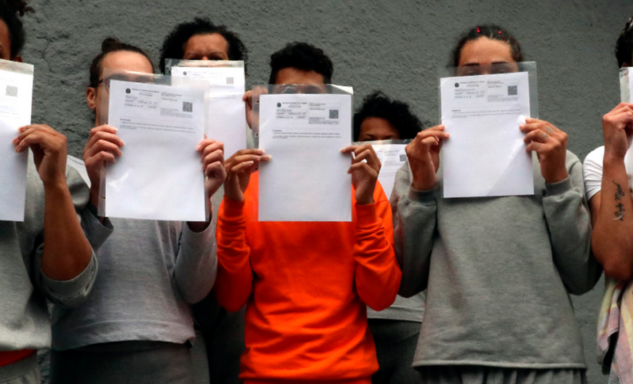 Parceria entre DPE-PR, SESP e DEPPEN fornece serviços de fotografia e estética para que mulheres trans e travestis privadas de liberdade possam refazer documentos