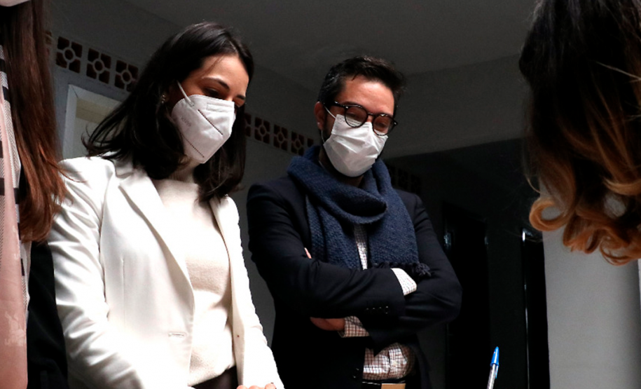 Parceria entre DPE-PR, SESP e DEPPEN fornece serviços de fotografia e estética para que mulheres trans e travestis privadas de liberdade possam refazer documentos