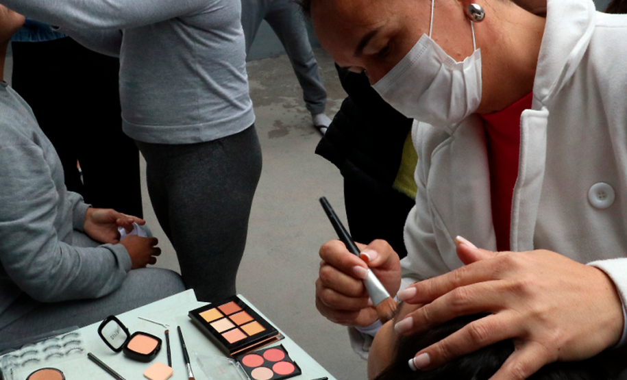 Parceria entre DPE-PR, SESP e DEPPEN fornece serviços de fotografia e estética para que mulheres trans e travestis privadas de liberdade possam refazer documentos