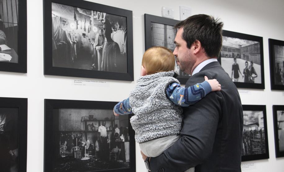 Defensoria inaugura exposição fotográfica "Deste lado do muro", aberta ao público até o dia 19/08