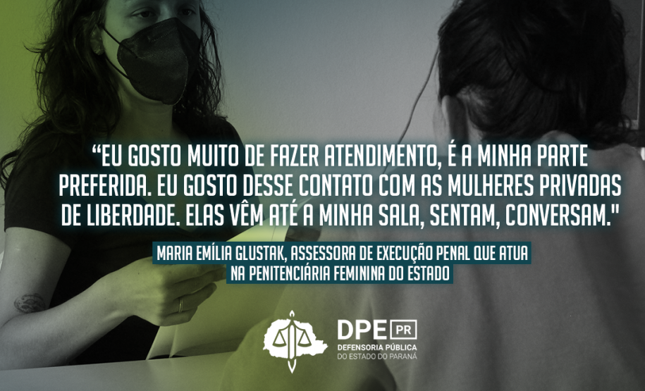 A foto mostra a assessora de execução penal Maria Emilia Glustak de máscara facial atendendo uma mulher privada de liberdade na Penitenciária Feminina do Paraná. A mulher está de costas. No texto se lê: Um dia na Penitenciária Feminina do Paraná (PFP): a rotina de trabalho de uma Assessora de Execução Penal da DPE-PR,