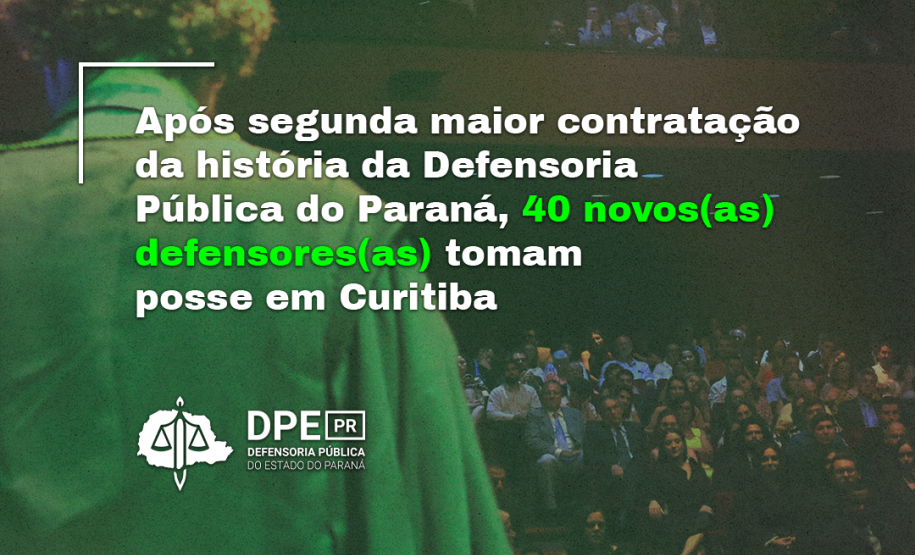 A foto mostra as costas de um defensor recém-empossado, de costas para a câmera, com a plateia de frente, olhando para ele. No texto se lê: Após segunda maior contratação da história da Defensoria Pública do Paraná, 40 novos(as) defensores(as) tomam posse em Curitiba
