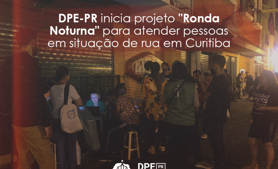 A foto mostra uma equipe da Defensoria sentada no meio de uma multidão de pessoas em uma via pública. Uma servidora está sentada em frente a um computador e uma mulher é atendida por ela, cercada por outas pessoas. No título localizado na parte superior central da imagem, em letras brancas, está escrito: "Defensoria do Paraná inicia projeto "Ronda Noturna" para atender pessoas em situação de rua em Curitiba". Na parte inferior central da imagem, o logotipo da Defensoria na cor branca.