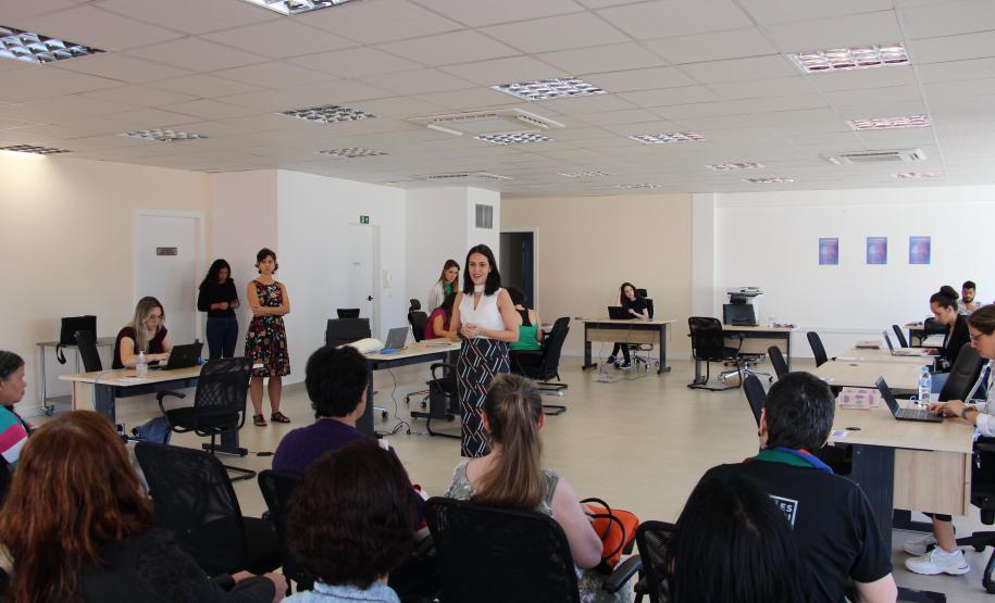 Imagem da coordenadora do NUDEM, Mariana Nunes em fala às usuárias