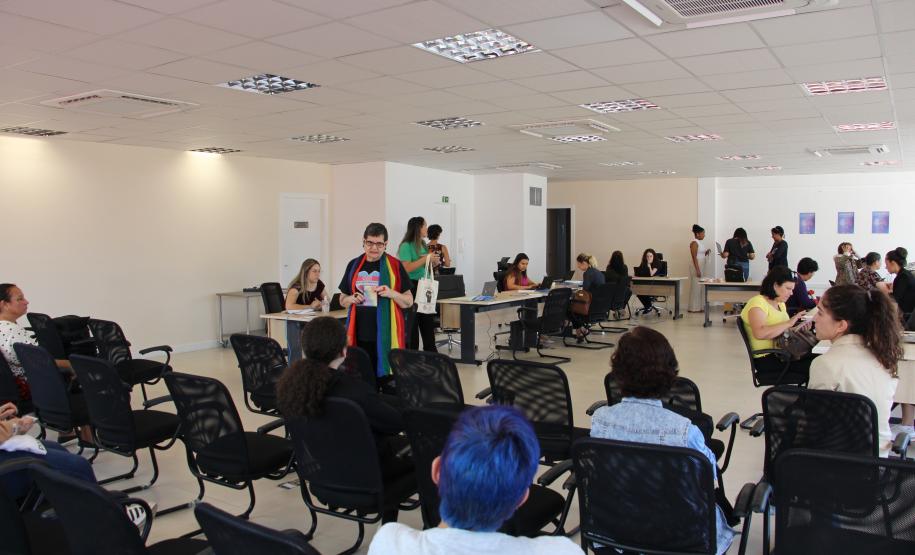 Imagem de representante do coletivo Mães pela Diversidade em fala às usuárias