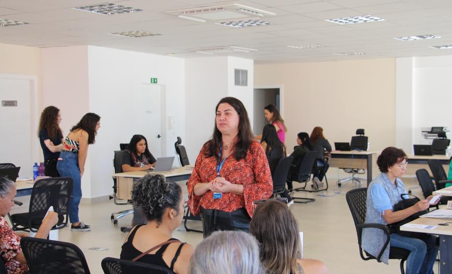 Imagem de uma mulher em fala às usuárias