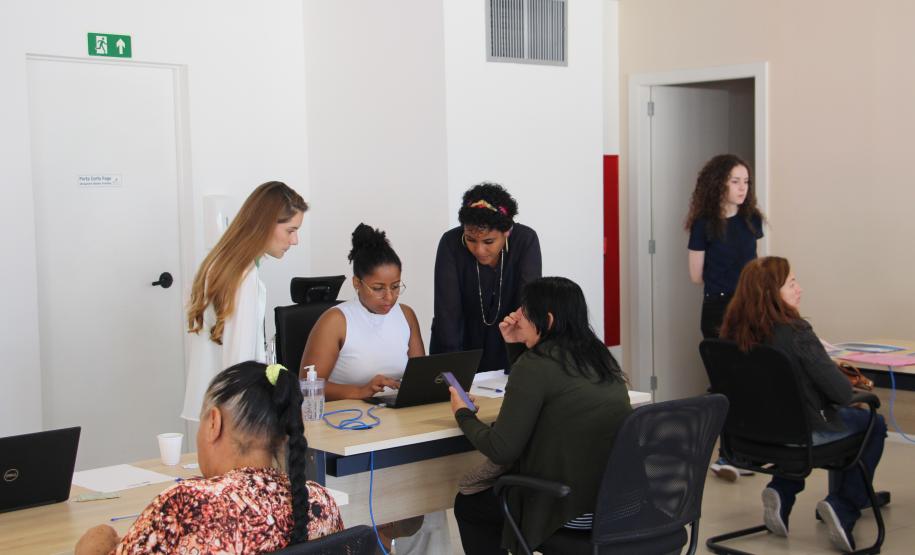 Imagem de duas usuárias da Defensoria sendo atendindidas por duas assessoras e uma defensora pública