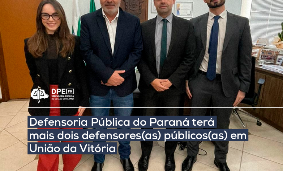 Imagem do defensor público-geral André Giamberardino ao lado da defensora pública Maria Luiza Furbino de Novaes Gomes, do defensor público Fabiano Augusto Malaghini e do prefeito de União da Vitória, Bachir Abbas. No centro da imagem, o título "Defensoria Pública do Paraná terá mais dois defensores(as) públicos(as) em União da Vitória" em branco grifado em azul escuro. Acima do título, uma linha branca cruza a imagem da esquerda para a direita e, logo acima, o logo da Defensoria também em branco.