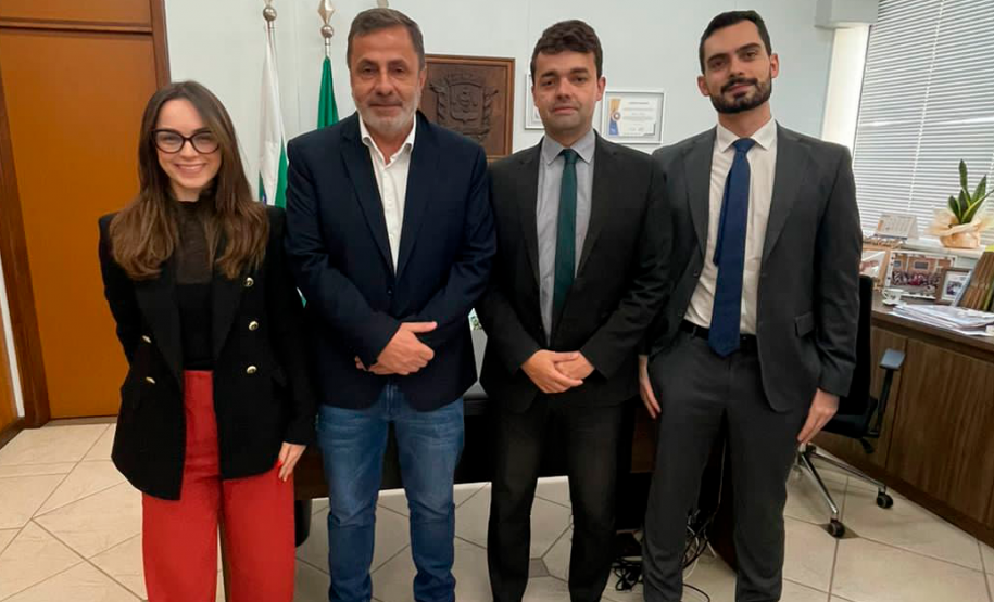 Imagem do defensor público-geral André Giamberardino, junto do defensor público Fabiano Augusto Malaghini, da defensora pública Maria Luiza Furbino de Novaes Gomes e do prefeito de União da Vitória Bachir Abbas