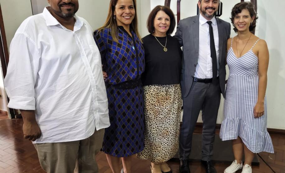 Imagem que mostra o presidente da ASSEDEPAR, Clodoaldo Porto, a defensora-geral em exercício, Olenka Lins, a vice-corregedora da DPE-PR, Josiane Lupion, o corregedor, Henrique Gonçalves, e a assistente social Janaine Nunes.