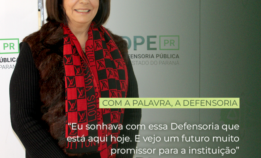 Descrição: A imagem contém uma foto da Primeira Defensora Pública Geral da história da DPE-PR, Josiane Fruet Lupion, e a sua direita contém um gradiente em tom verde escuro que expande em direção ao lado esquerdo. No canto superior direito da imagem, temos o logo da Defensoria em branco. Já na parte inferior, temos o título da série "Com a palavra, a Defensoria", seguida de uma fala de Josiane: Eu sonhava com essa Defensoria que está aqui hoje. E vejo um futuro muito promissor para a instituição”. Ao final,