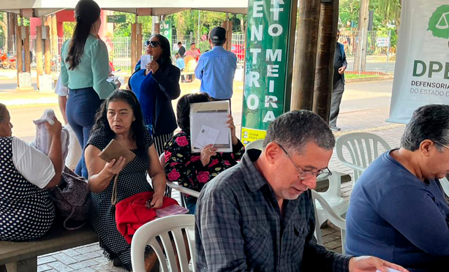 Imagem que mostra algumas pessoas aguardado atendimento e outras sendo atendias no mutirão realizado no TTU de Foz do Iguaçu.