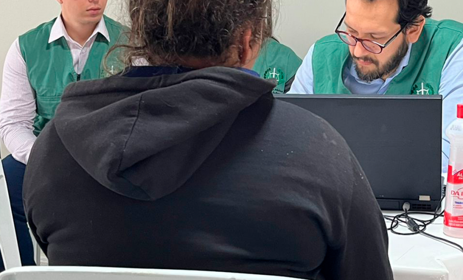 Imagem da equipe da defensoria prestando atendimento no mutirão