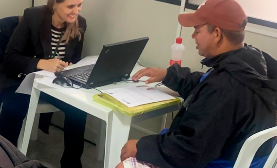 Imagem da equipe da defensoria prestando atendimento no mutirão