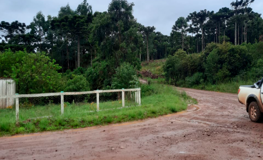 Um trecho de uma das estradas de terra usadas pelas crianças com muito buraco e lama.