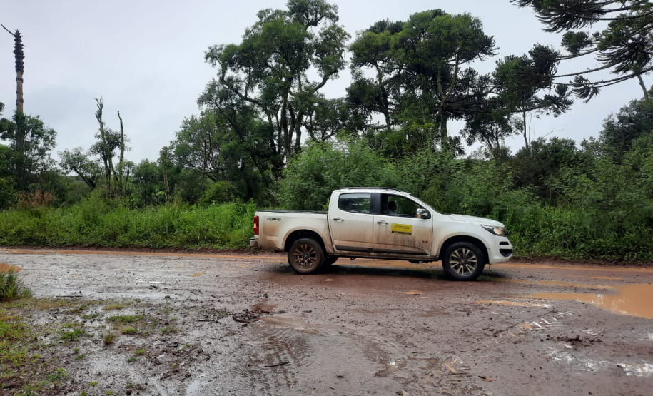 Um trecho de uma das estradas de terra usadas pelas crianças com muito buraco e lama.