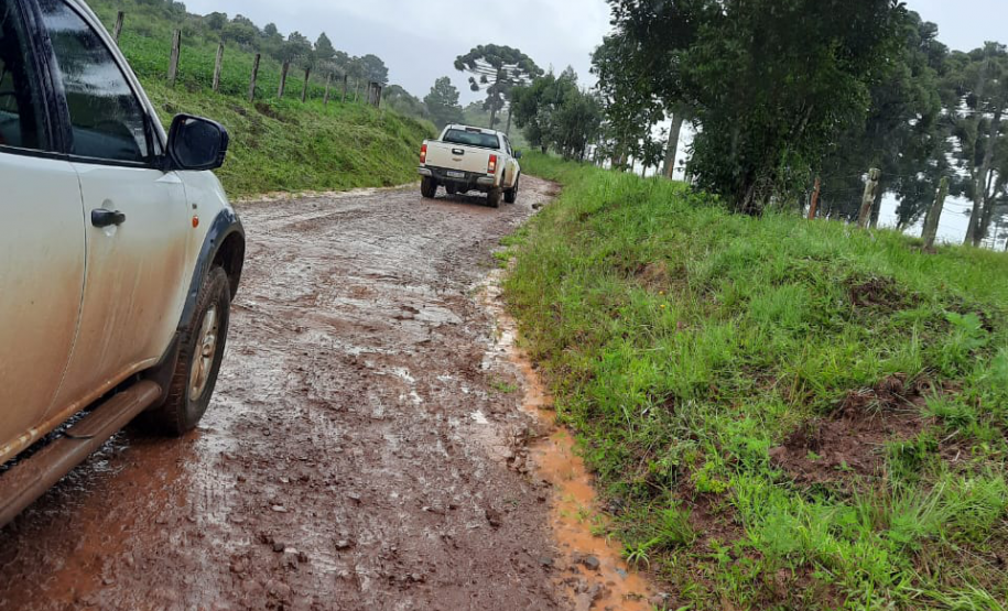 Um trecho de uma das estradas de terra usadas pelas crianças com muito buraco e lama.