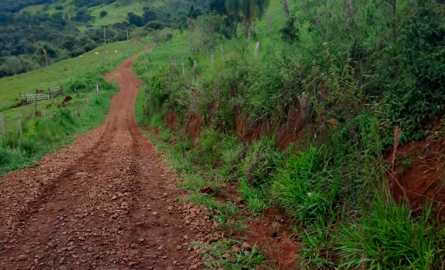 Um trecho de uma das estradas de terra usadas pelas crianças com muito buraco.