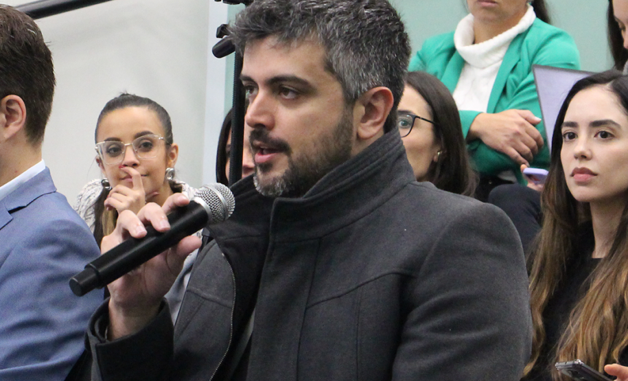 Corregedor-geral da Defensoria Pública do Paraná Henrique de Almeida Freire Gonçalves fazendo uma intervenção durante as apresentações.