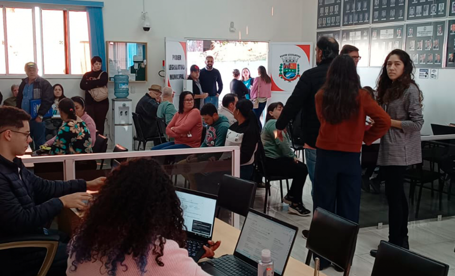 Imagem que mostra diversas pessoas aguardando atendimento na Câmara Municipal de Itapejara D'Oeste.