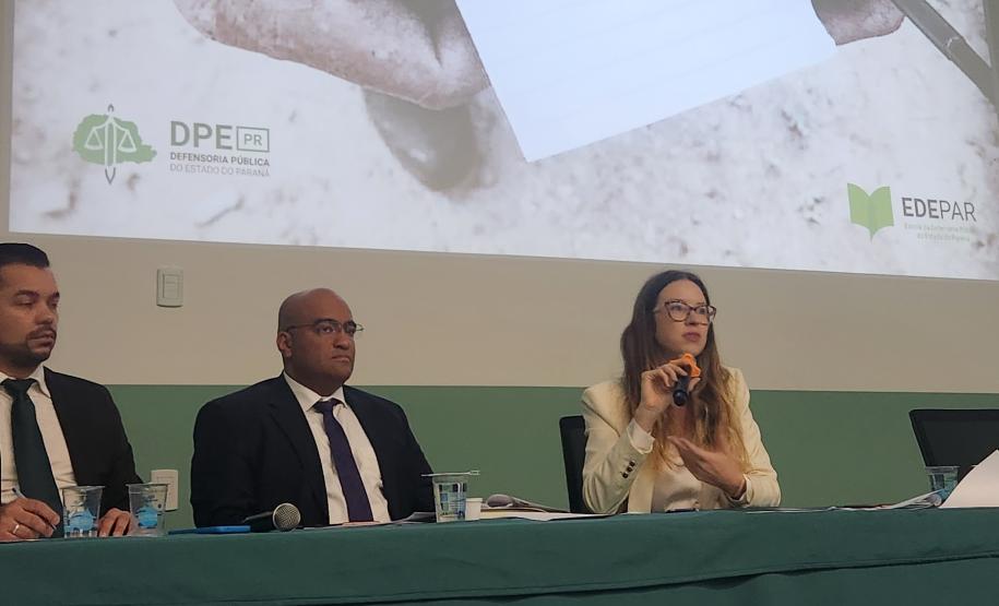 Imagem que mostra a defensora pública Helena Grassi Fontana apresentando sua tese.