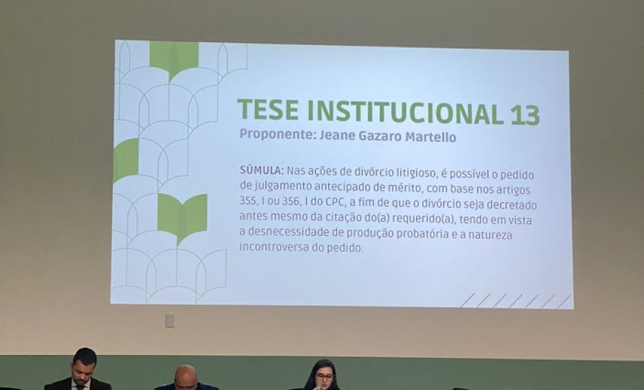 Imagem que mostra a defensora pública Jeane Gazaro Martello apresentando sua tese.