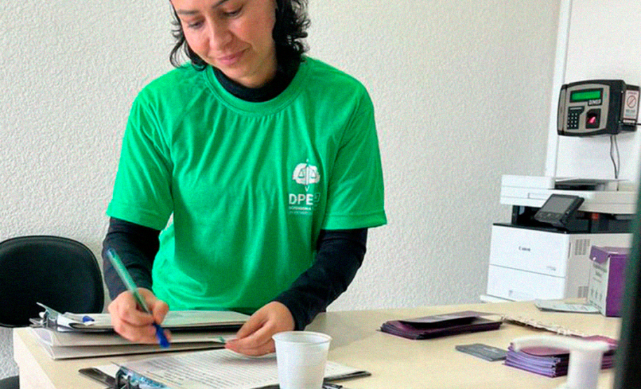 Imagem com foto de atendimento realizado durante a ação "Defensoria Para Elas" em Ponta Grossa.