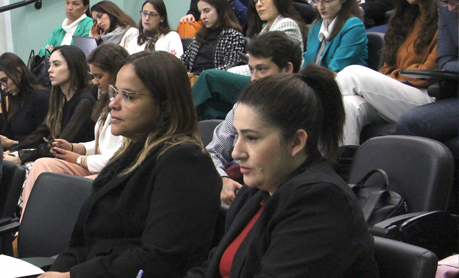 Imagem dos defensores e defensoras no auditório. Em primeiro plano, a 1ª Subdefensora Pública-Geral Olenka Lins e Silva.