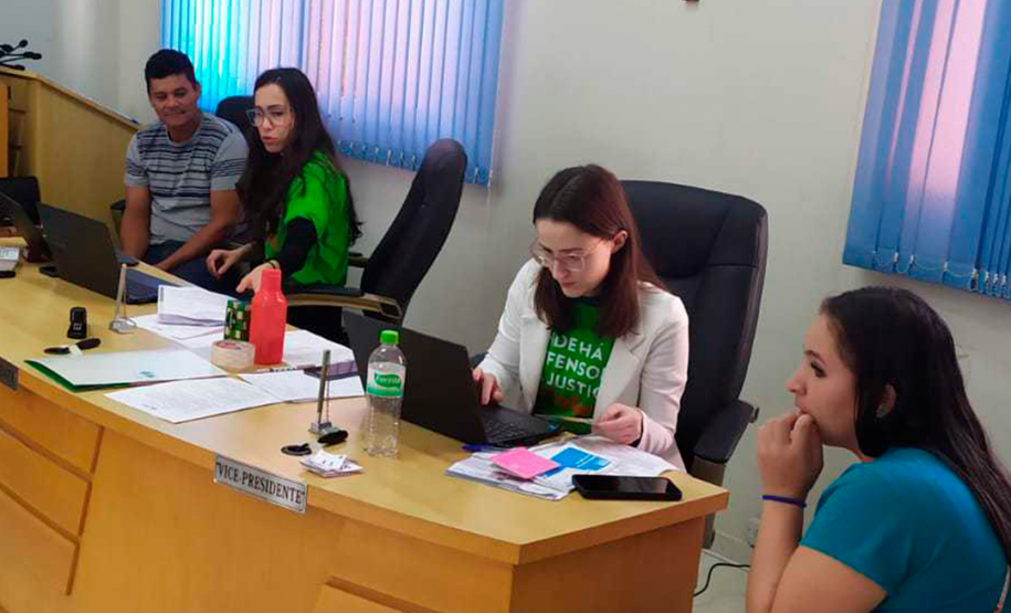 Imagem que mostra as duas defensoras trabalhando durante o mutirão.