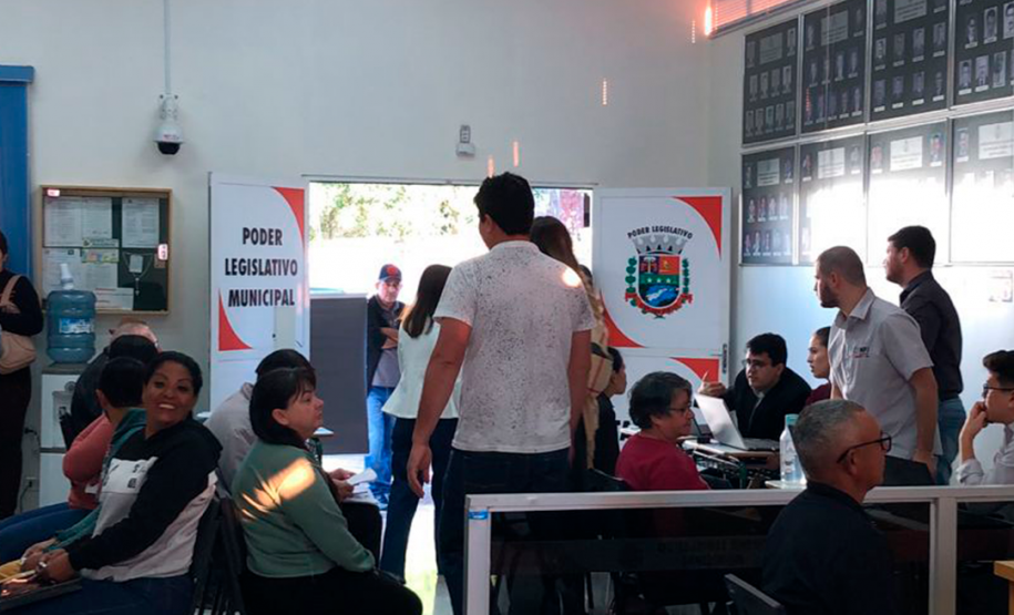 Imagem que mostra pessoas aguardando atendimento.