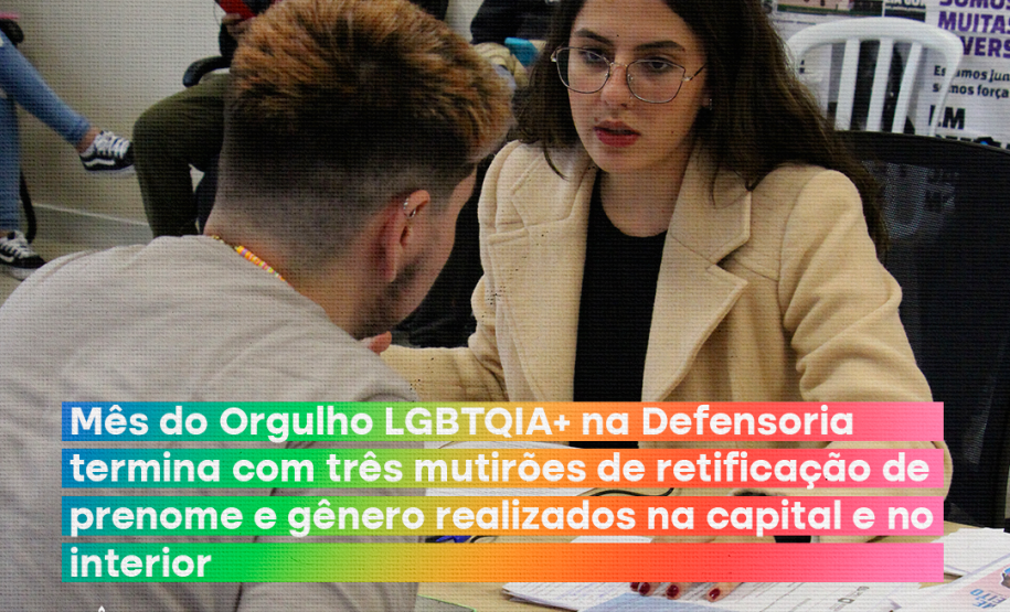 Imagem que mostra um atendimento no mutirão de Curitiba. A pessoa que está sendo atendida ouve a explicação de uma atendente da Defensoria, que mostra para ela uma cartilha que está sobre uma mesa. Também é possível ler o título da matéria: “Mês do Orgulho LGBTQIA+ na Defensoria termina com três mutirões de retificação de prenome e gênero realizados na capital e no interior”, que está escrito em letras brancas sobre um fundo multicolorido, com as cores do arco-íris. Abaixo, está o logo da Defensoria.