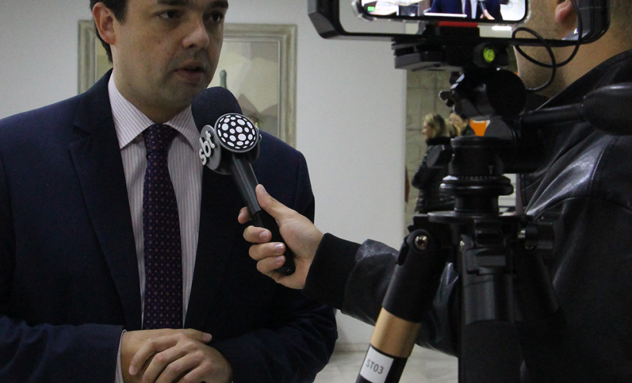Imagem com foto do Defensor Público-Geral do Paraná, André Ribeiro Giamberardino, concedendo entrevista.