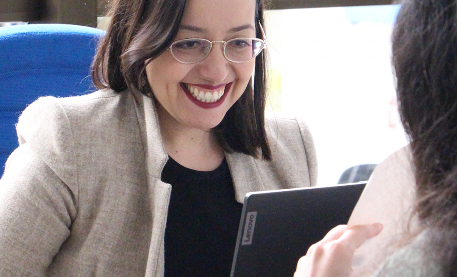 Imagem que mostra a defensora pública Mariana Amorim durante um atendimento.