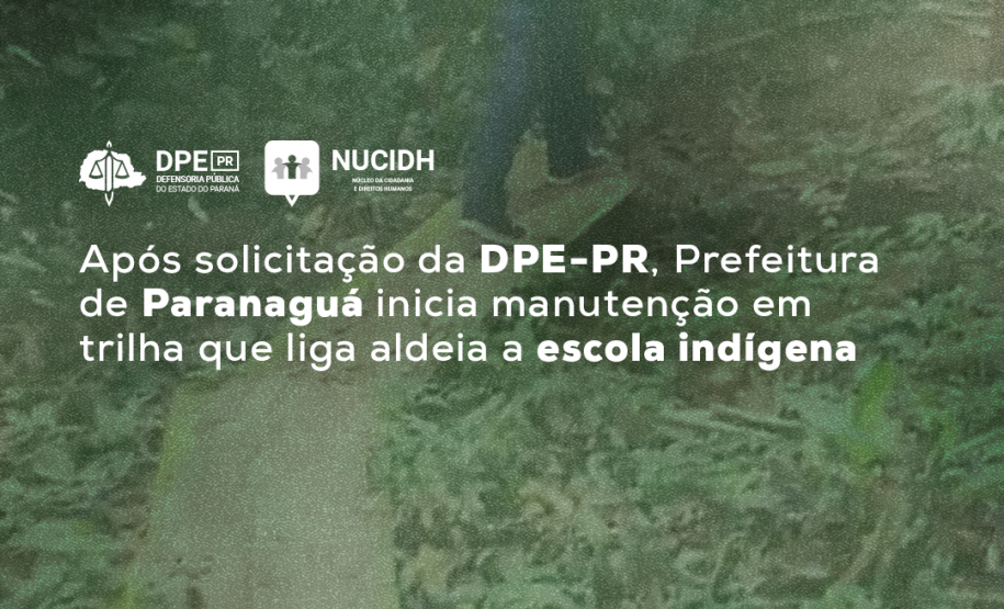 Imagem desfocada de servidora do NUCIDH andando sob tablado de madeira na trilha que liga a aldeia Tekoa Takuaty até a Escola Indígena. Por cima da imagem está a frase "Após solicitação da DPE-PR, Prefeitura de Paranaguá inicia manutenção em trilha que lida aldeia a escola indígena". Em cima da frase, estão os logos da Defensoria Pública do Paraná e do Nucidh.