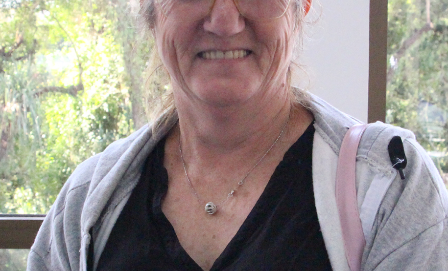 Imagem que mostra uma mulher que foi atendida pela Defensoria Pública.