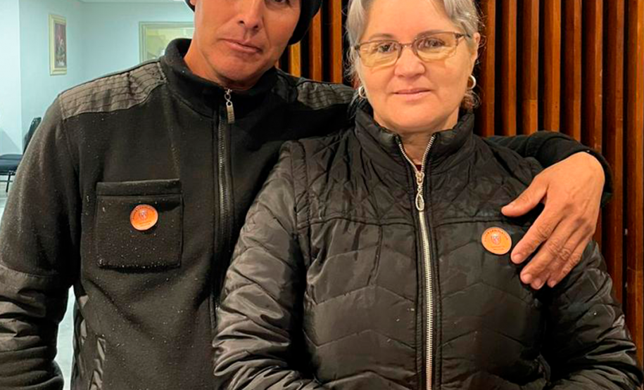 Imagem com foto de ex-casal atendido no mutirão Concilia Paraná, em Curitiba.