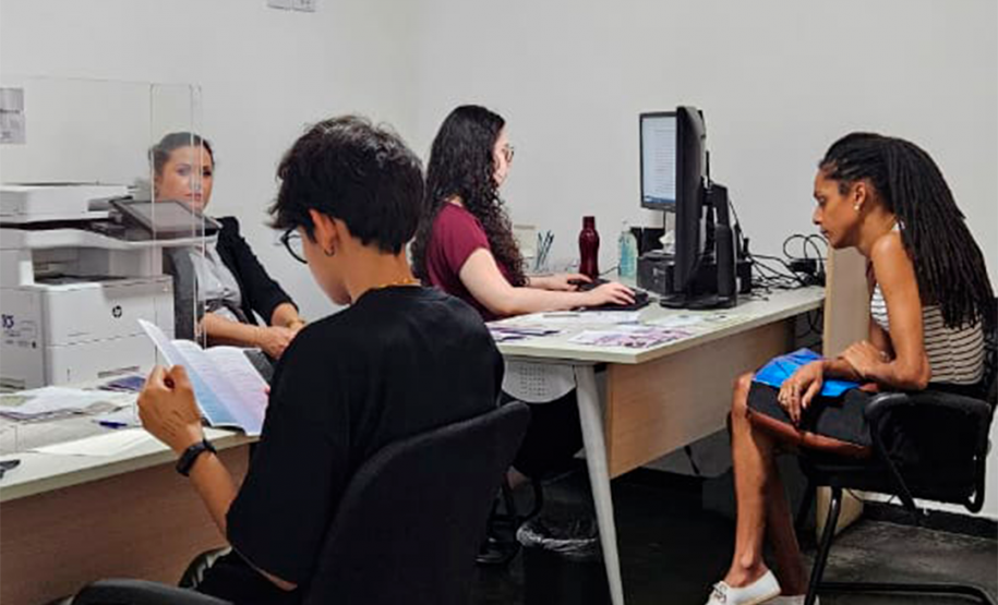 Imagem mais detalhada do atendimento, onde mostra dois defensores atendendo o público.